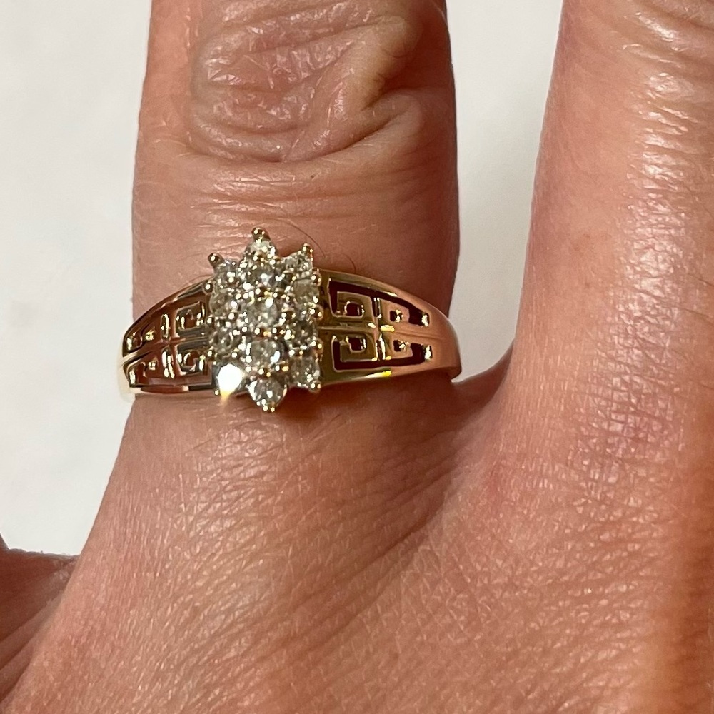 10K Gold Diamond Cluster Ring | Unique Band | Size 7